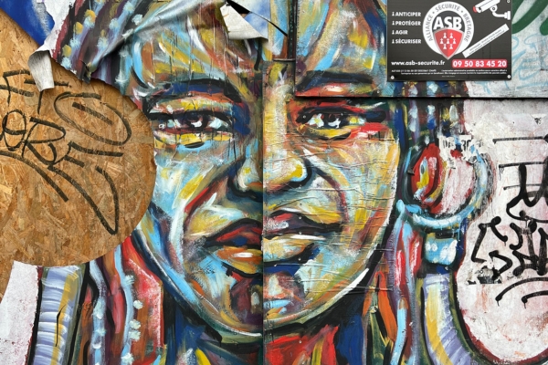 street art: ein buntes Gesicht auf einer Mauer